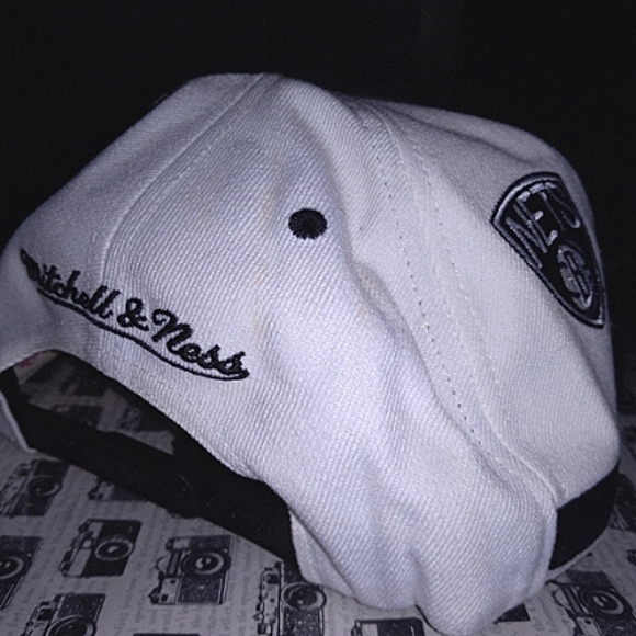 🔥🏀 Brooklyn Nets - Mitchell & Ness - White/Black Adjustable Fit Hat 🏀🔥 - Picture 2 of 3